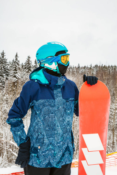 Osoba z snowboardem w ośrodku narciarskim - Zdjęcie, obraz