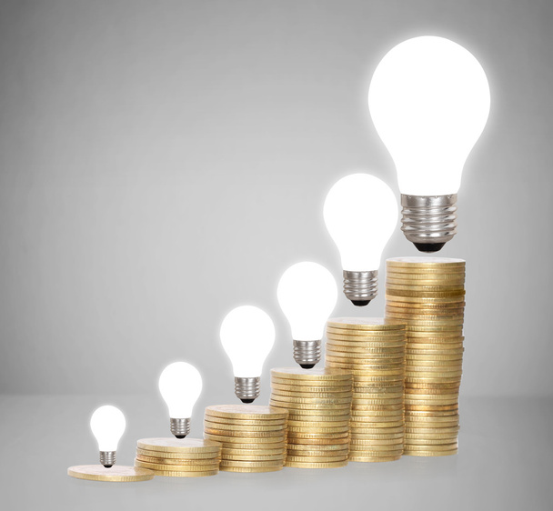 Geld gespart in verschiedenen Arten von Glühbirnen  - Foto, Bild