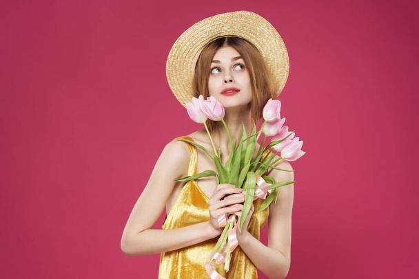 jolie femme avec chapeau bouquet de fleurs romance cadeau close-up - Photo, image