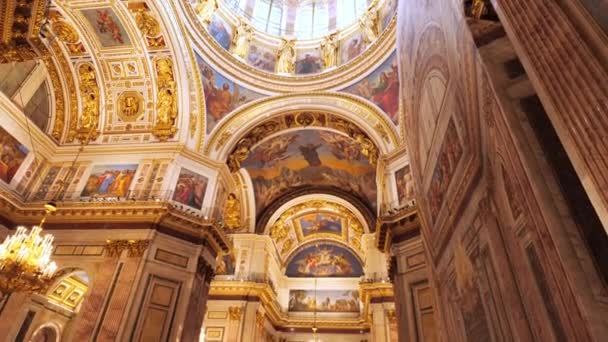 Rusland Sint-Petersburg. St. Isaacs Kathedraal in St. Petersburg van binnenuit - Video