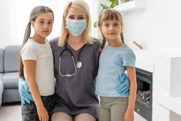 Naispuolinen lastenlääkäri lääkäri kommunikoi pikkutyttö - Valokuva, kuva
