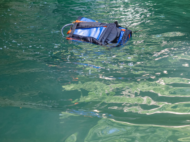 Каньонный рюкзак, упавший на воду, плавает в бирюзовой реке - Фото, изображение