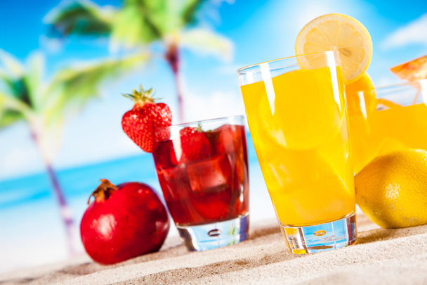 trópusi italokat a tengerparton - Fotó, kép