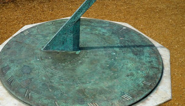 Meridiana con Ossido di Rame Ombra superficiale che mostra il tempo. - Foto, immagini