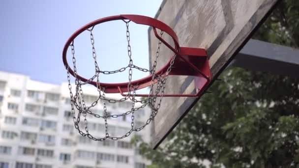 bola no golpea el aro de baloncesto o canasta. Fracaso en los deportes. Calle aro de baloncesto - Metraje, vídeo