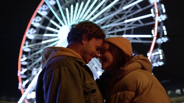 Miłość para śmieje się w centrum miasta. Mężczyzna i kobieta całujący się na ulicy miejskiej. - Zdjęcie, obraz