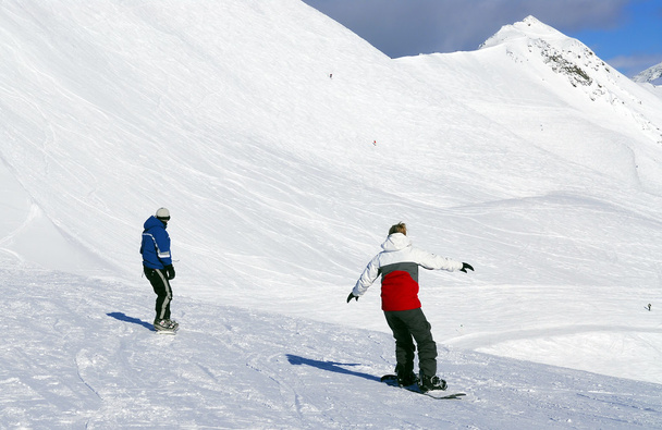 Pareja de snowboard en el telón de fondo de la vista panorámica en Canadian Rocky mountains ski resort
 - Foto, Imagen