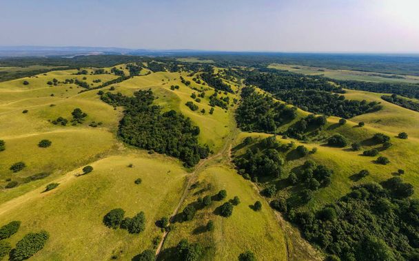 GREBENAC, SERBIA - Jul 25, 2021: A n admiring view of beautiful green hills in  Grebenac, Serbia - Foto, Imagem