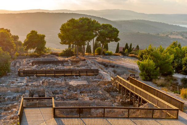  La vista desde el Parque Nacional Tzipori mirando hacia el oeste hacia el atardecer y excavaciones arqueológicas de viviendas desde el segundo período del templo en Israel. - Foto, imagen