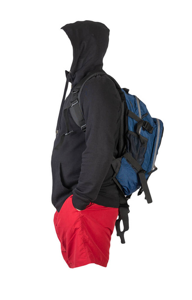 denim blauwe rugzak, zwart sweatshirt met capuchon, rode shorts geïsoleerd op witte achtergrond. sportkleding - Foto, afbeelding