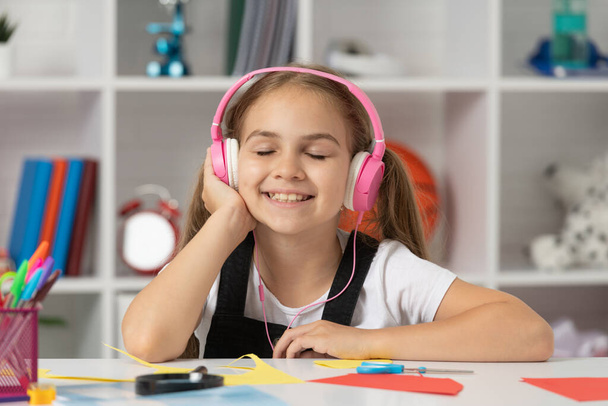 Kind in modernen Kopfhörern. Online-Bildung. zurück zur Schule. glücklich teen girl im kopfhörer. - Foto, Bild