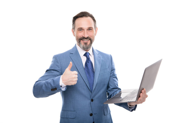 onnellinen johtaja käyttää langatonta tietokoneen työtä verkossa eristetty valkoinen näytä peukalo ylös, yrityskoulutus - Valokuva, kuva