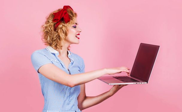 Giovane donna allegra con computer portatile. Ricerca in internet. Vendite online. Pubblicità. - Foto, immagini