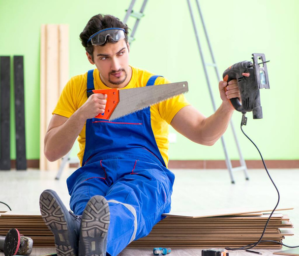 Entrepreneur professionnel pose plancher à la maison - Photo, image