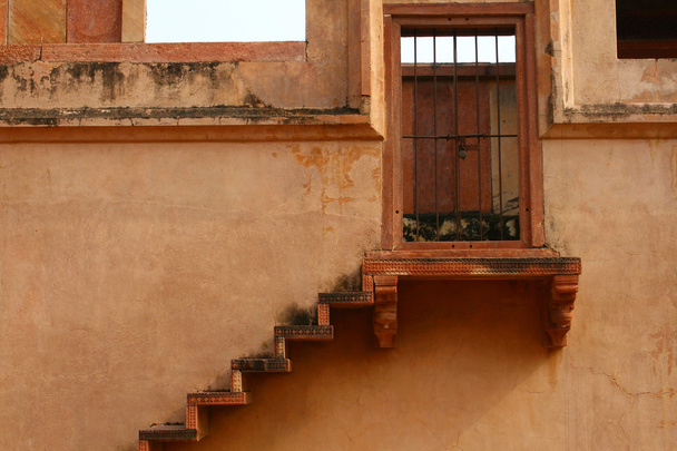 Разрушенная лестница в Фатепур-Сикри
 - Фото, изображение