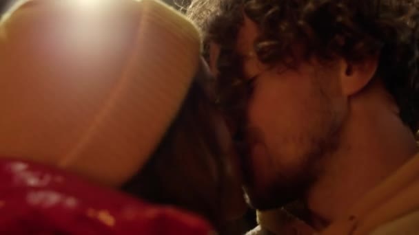 Liebevolles Paar, das sich im Freien küsst. Mann und Frau verbringen Date auf der Straße. - Filmmaterial, Video