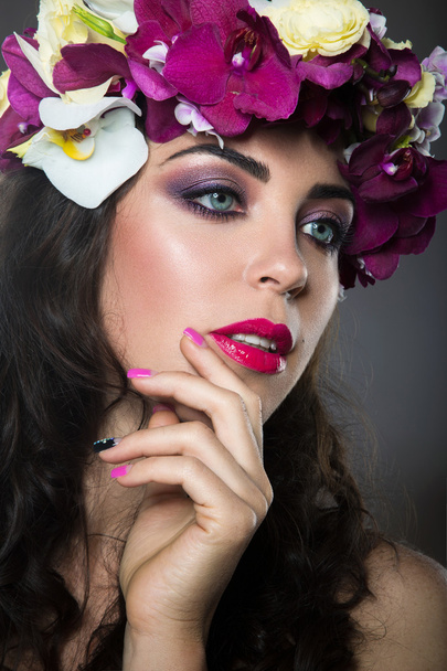 Beautiful girl with perfect skin and bright floral wreath on her head - Фото, зображення