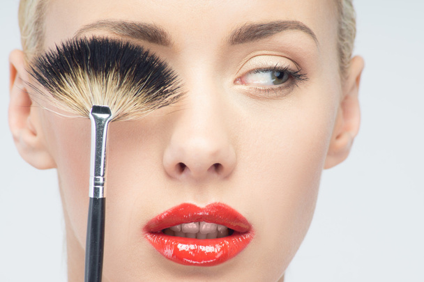hermosa joven aplicación de maquillaje con cepillo
 - Foto, Imagen