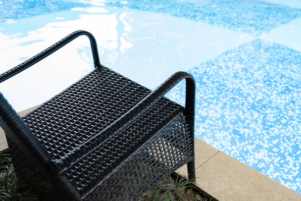assento na borda de uma piscina - Foto, Imagem