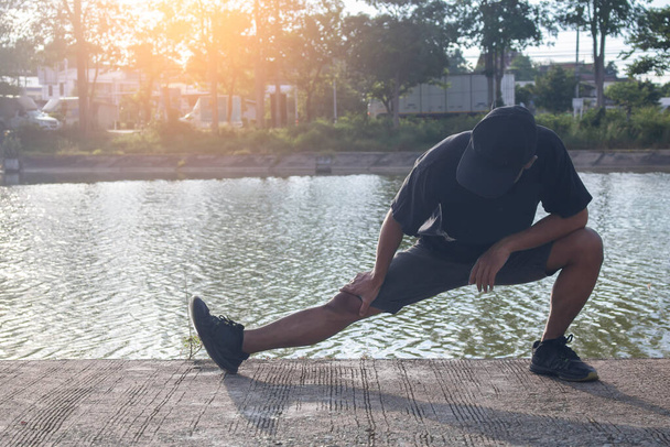 Азиатский молодой человек бег трусцой упражнения здоровый образ жизни - Фото, изображение