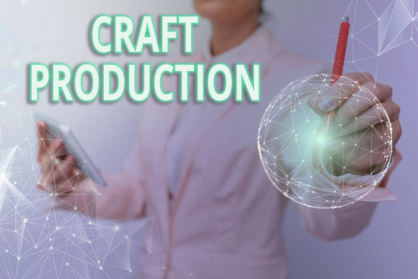 Podpis Conceptual Craft Production. Internet Koncepcja procesu produkcji bez pomocy narzędzia lub ręcznie Kobieta w garniturze Holding Tablet z okrągłym wyświetlaczem holograficznym. - Zdjęcie, obraz