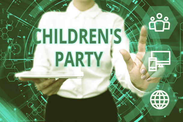 Szöveg megjelenítése Children S Is Party. Internet Concept közösségi összejövetel vagy a gyermekek szórakoztatása Lady In Uniform Holding Phone Virtuális sajtó gomb Futurisztikus technológia. - Fotó, kép