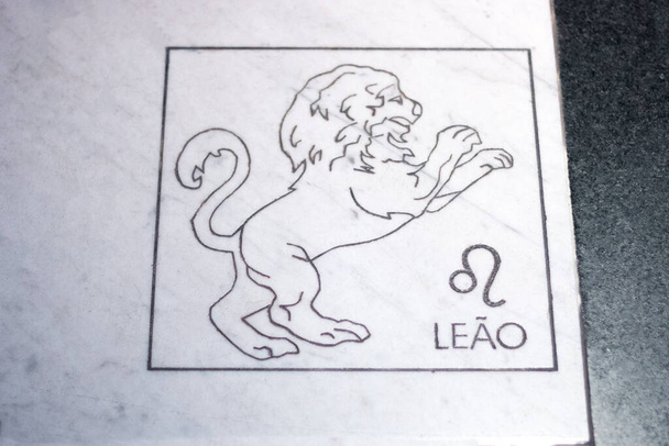 Tafel mit Löwenzeichen auf einem Marmorstein in Rio de Janeiro. - Foto, Bild