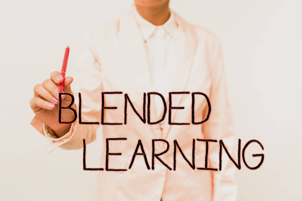 Conceptueel bijschrift Blended Learning. Internet Concept combineert traditionele klaslokaal lessen met online onderwijs Presentatie van nieuwe plannen en ideeën Demonstreren van het planningsproces - Foto, afbeelding