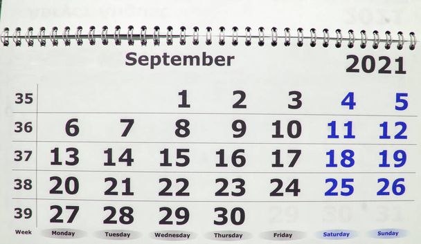 Σεπτέμβριος 2021, close-up ημερολόγιο τοίχου, σελίδα με εργάσιμες ημέρες και Σαββατοκύριακα. - Φωτογραφία, εικόνα