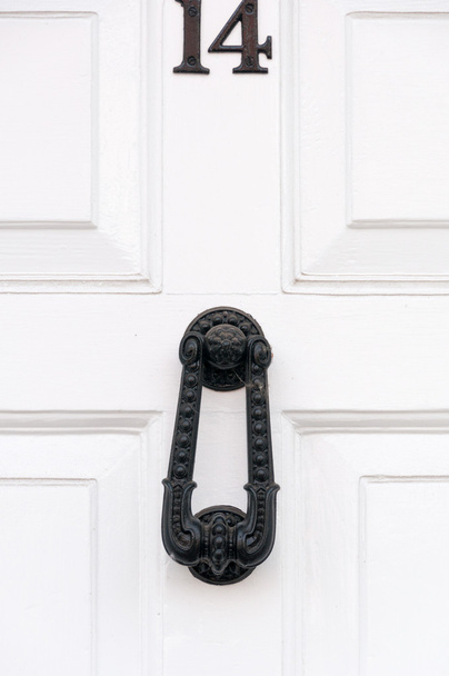 14 numaralı kapı ve kapı tokmağı - Fotoğraf, Görsel