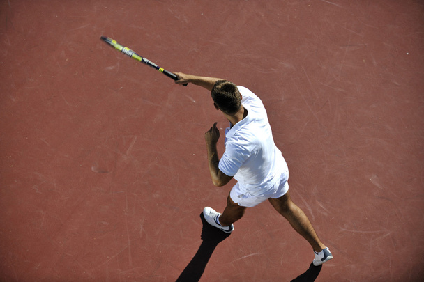 молодий чоловік грає в теніс
 - Фото, зображення