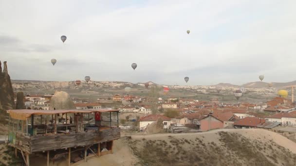 Heißluftballons fliegen über eine Stadt - Filmmaterial, Video