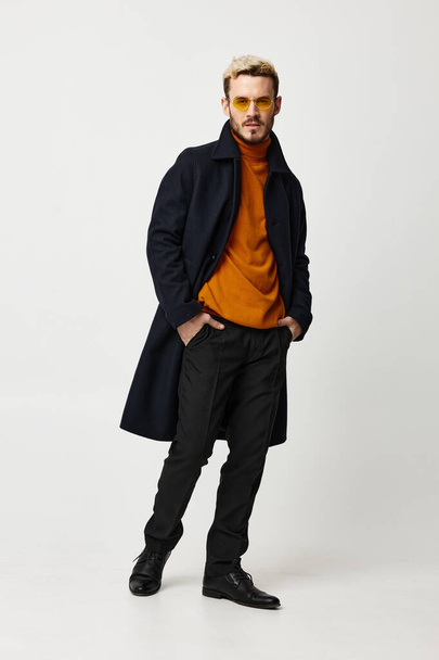 férfi divatos ruhák nadrág kabát stílus kéz a zsebben - Fotó, kép