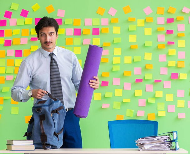 Ο άνθρωπος στο γραφείο με πολλές αντικρουόμενες προτεραιότητες ετοιμάζεται πάει - Φωτογραφία, εικόνα