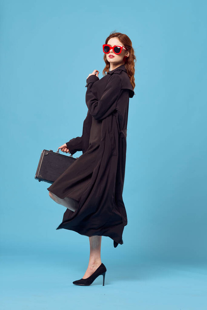 žena v černém kabát cestování oficiální dovolená životní styl - Fotografie, Obrázek
