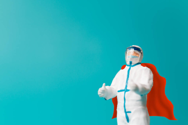 Persone in miniatura Dottore con maschera e mantello eroe, lotta contro il concetto di pandemia coronavirus . - Foto, immagini
