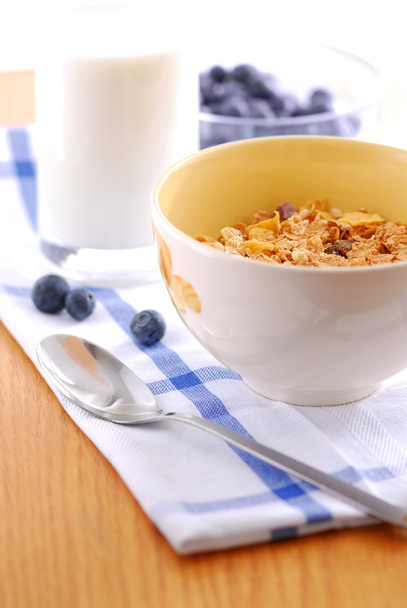 Pequeno-almoço saudável de cereais, leite e mirtilos
 - Foto, Imagem