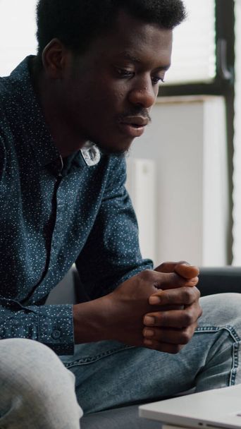 Африканский американский предприниматель на удаленном видеосвязи из своей гостиной - Фото, изображение