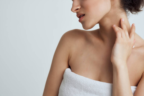 シャワー後の裸の肩のきれいな肌ケアライフスタイル - 写真・画像