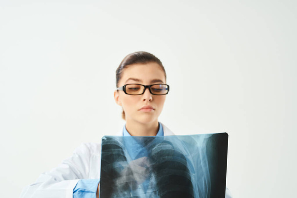radiologista dos diagnósticos do exame radiológico do doutor fêmea - Foto, Imagem