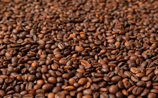 焼きたてのコーヒー豆の背景。選択的焦点. - 写真・画像
