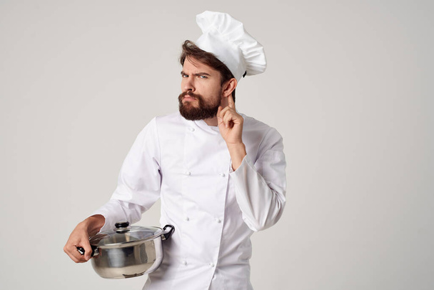 mężczyzna kucharz z rondel w jego rękach profesjonalny kuchnia smakosz - Zdjęcie, obraz