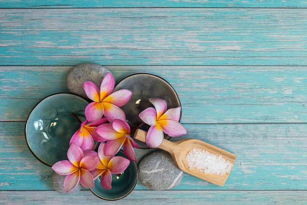 frangipani λουλούδια ως έννοια spa με zen πέτρες και μικρά μπολ - Φωτογραφία, εικόνα