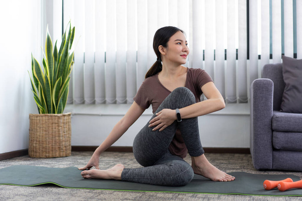 Una mujer tranquila que tiene concentración para hacer yoga en una sala de estar tranquila. - Foto, Imagen