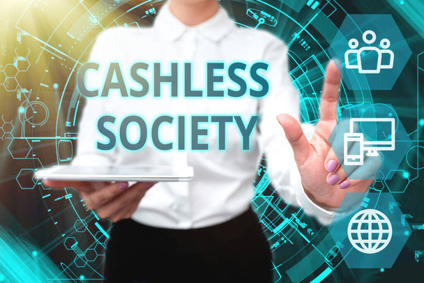 Szöveges jel, ami a Cashless Society-t mutatja. Üzleti koncepció A pénzügyi tranzakciók elektronikus formában történnek Lady In Uniform Holding Telefon Virtuális Sajtó gomb Futurisztikus technológia. - Fotó, kép