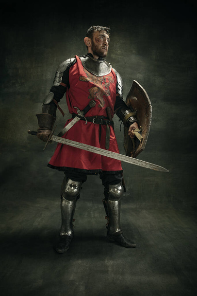 Πορτρέτο ενός κτηνώδους γενειοφόρου άνδρα, μεταδιδόμενου πολεμιστή ή ιππότη με βρώμικο πληγωμένο πρόσωπο - Φωτογραφία, εικόνα