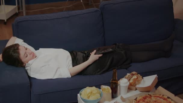 Giovane addormentarsi sul divano cadere telecomando TV - Filmati, video
