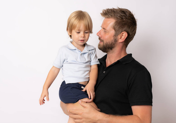 Onnellinen isä pitää poikaansa eristyksissä valkoisella - Valokuva, kuva