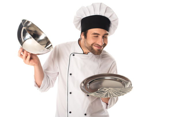 Chef souriant sentant l'argent sur plateau isolé sur blanc  - Photo, image