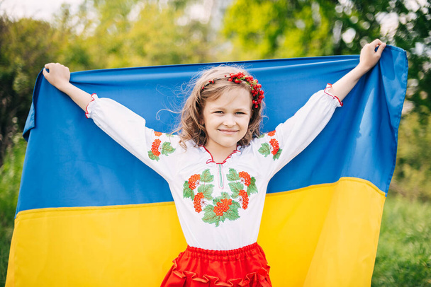Ukrajina Den vlajek Nezávislosti. Den ústavy. Ukrajinská holčička v vyšívané košili vyshyvanka se žlutou a modrou vlajkou Ukrajiny v terénu. symboly Ukrajiny. Kyjev, Kyjevský den - Fotografie, Obrázek